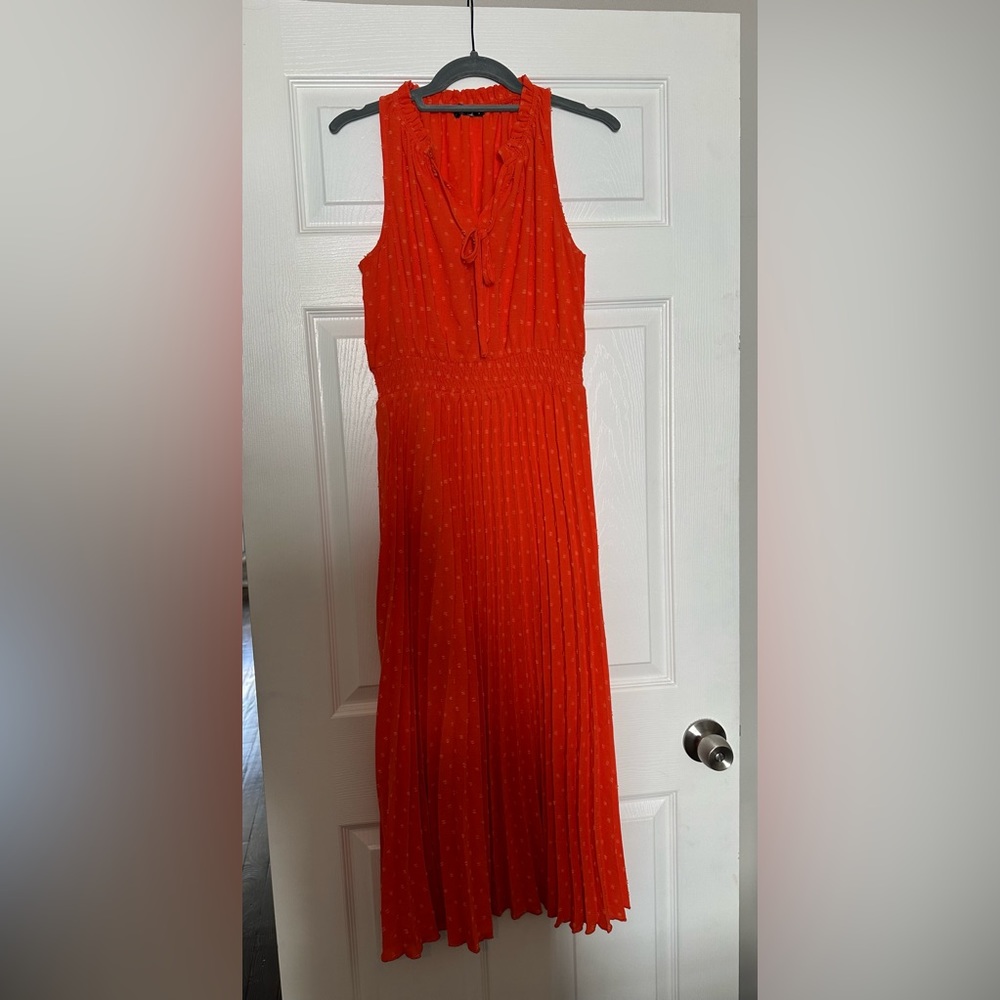 Nice flowy classy dress for multiple occasions